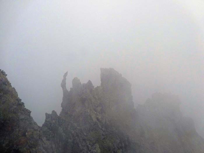 weit oben mündet der Südgrat in den Hauptkamm, auch von Osten herauf ziehen bizarre Gratgebilde