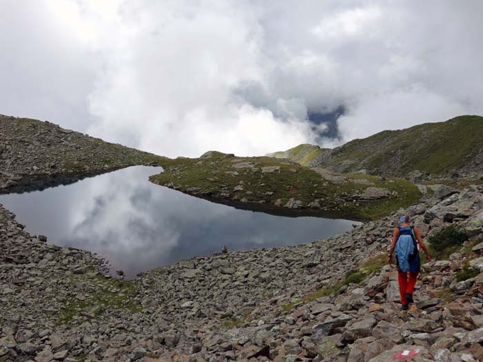 unten am Schwarzkofelsee hellt es noch einmal kurz auf - ...