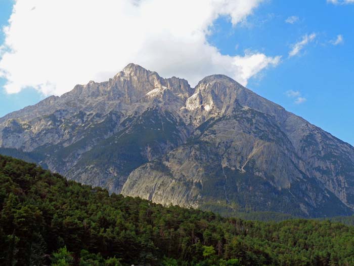 die doppelgipfelige Munde von Telfs aus gesehen; links der Hauptgipfel, auf der runden Kuppe des Ostgipfels fand die Theateraufführung statt