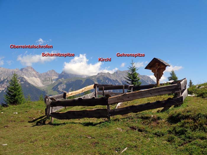 schon am Beginn unseres Aufstiegs über die weite Ostflanke erwarten uns herrliche Blicke hinüber zum Wetterstein