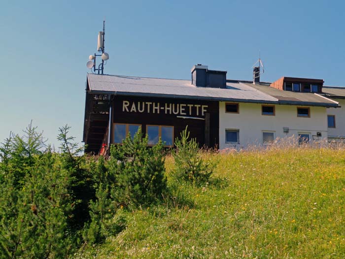 ... zur Rauthütte am Fuß der ausgedehnten Ostflanke des Berges