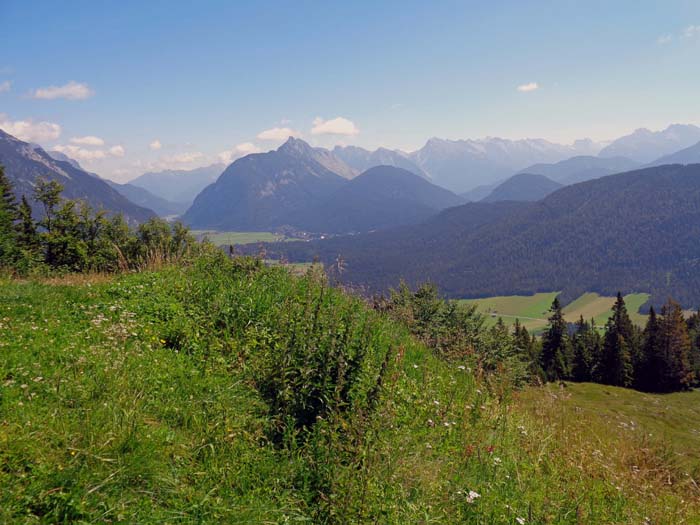 die Hütte liegt auf einem sonnigen Aussichtsbalkon; Blick gegen NO aufs Karwendel ...