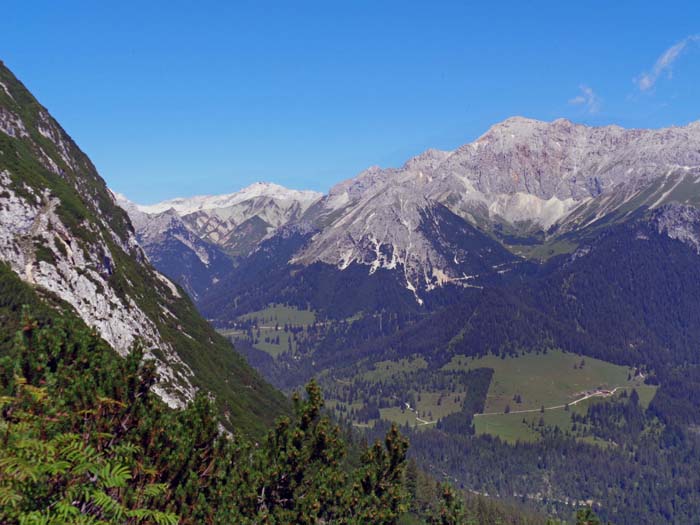 bevor wir vom Kamm links hinein in die Flanke queren, kommen wir am „Aussichtspunkt Zugspitzblick“ vorbei