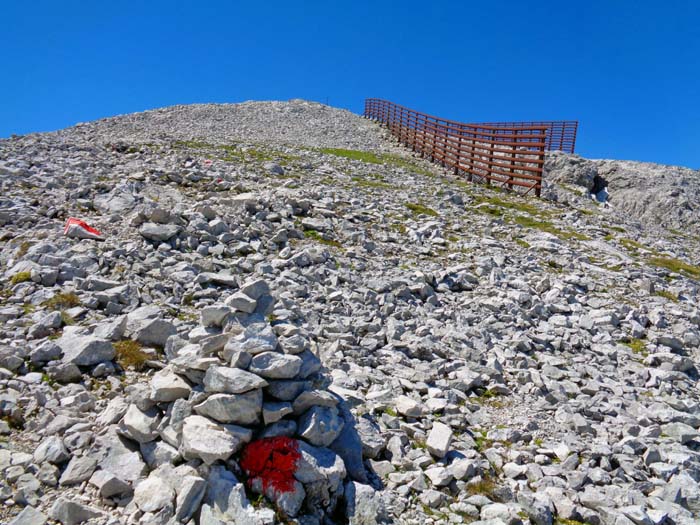 Lawinenverbauung unter der Gipfelkuppe