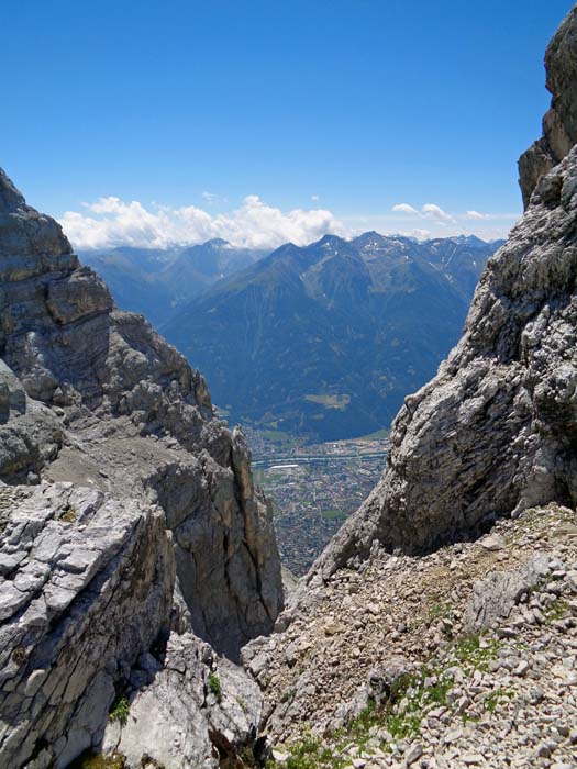 ... die einen gerahmten Blick ins fast 1000 Meter tiefer gelegene Inntal  freigibt