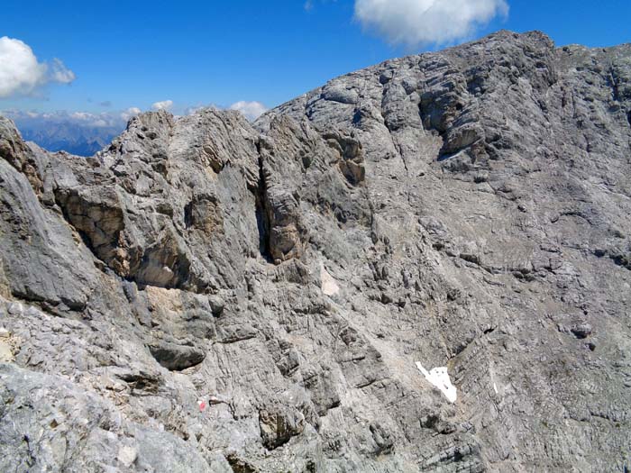 der Rückblick zeigt, dass wir somit den zerrissensten Teil des Westgrates umgangen haben