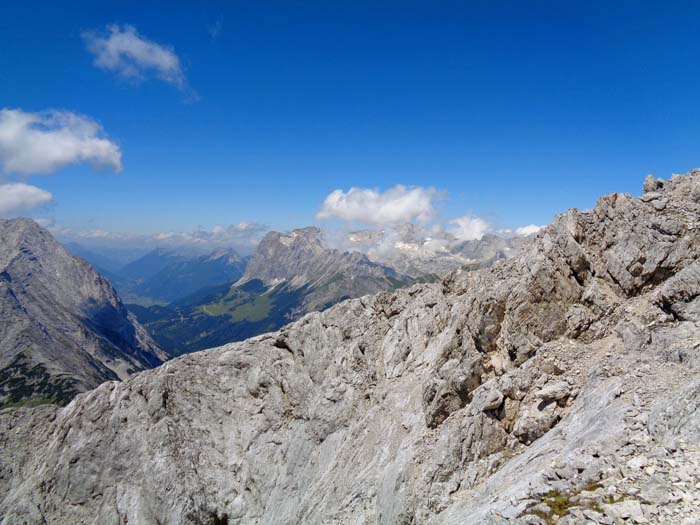 Ausstieg auf die Spornschulter, mit wenigen Schritten geht's hinüber zurück auf den Westgrat