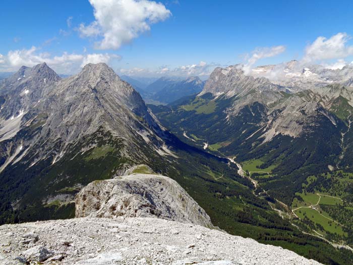 am Grat verlieren wir in angenehmer Steigung rasch an Höhe