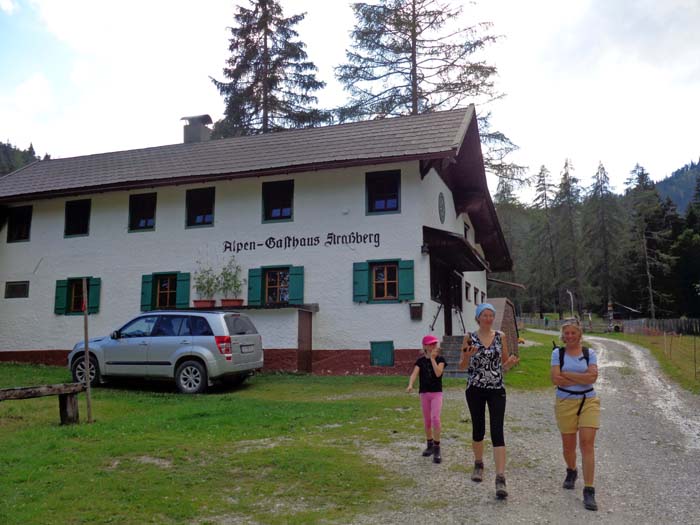 ... zum Strassberghaus, wo die Damen das Auto abgestellt haben und Erichs Rückmarsch dadurch erheblich verkürzen