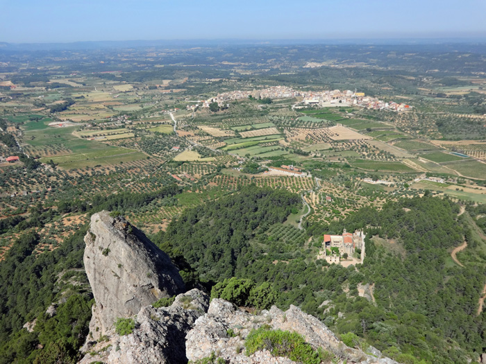 die Aussicht nach Westen über Turm und Kloster auf Horta