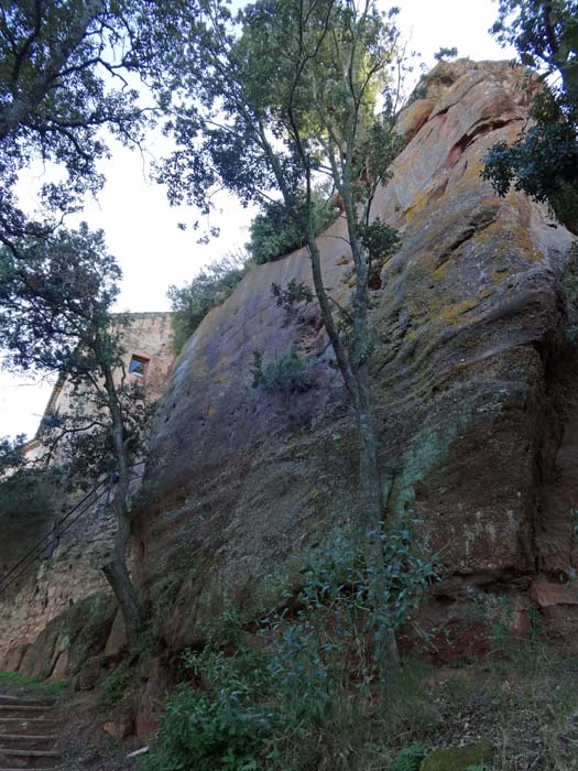 über einem Absturz drüben an der Nordseite hängt das Kloster Sant Joan de la Muntanya