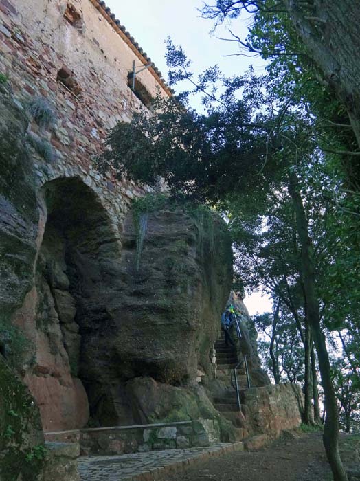 über eine steile Treppe ...