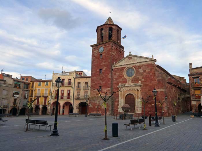 die Plaza Mayor in Prades mit der gotischen Kirche Santa María und dem Kugelbrunnen aus der Renaissance