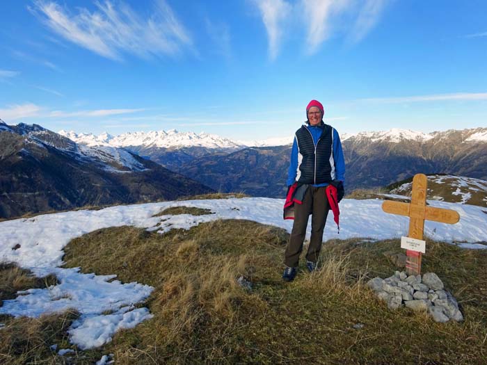 Ulli am Schatzbichl, hinter ihr der Iselsberg, welcher die Schober- von der Kreuzeckgruppe trennt und den Übergang vom Drau- ins Mölltal bietet