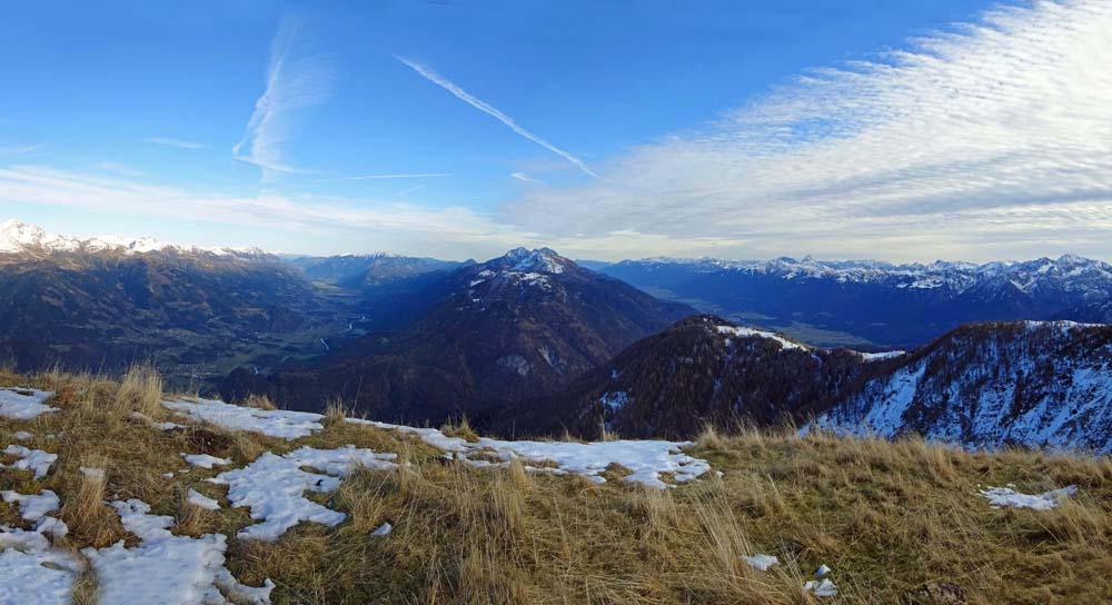 das Panorama im Osten: die Gailtaler Alpen mit dem Reißkofel trennen das Drau- vom Gailtal