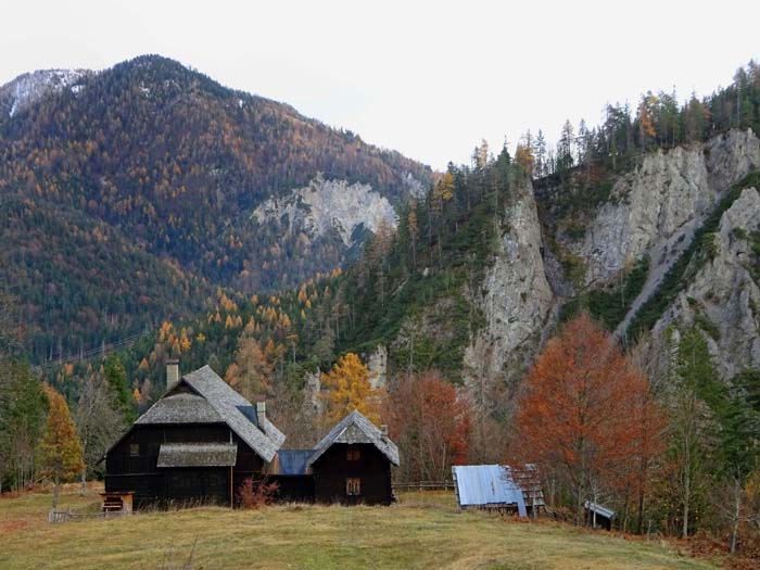 das Jagdhaus überm Gailbergbachgraben, den wir noch durchqueren müssen, um jenseits mit knapp 100 Hm Gegenanstieg zurück zum Ausgangspunkt zu gelangen