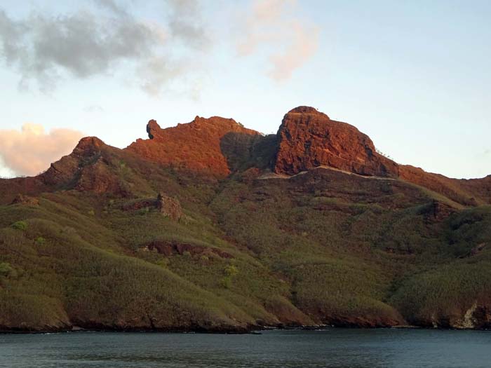 der schmale Eingang in die Bucht von Tahiohae wird bewacht von bis zu 500 m hohen Felsbergen ...