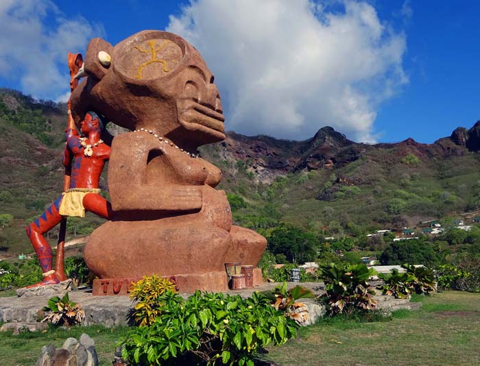 Tikis sind in der Südsee weit verbreitet - von den Osterinseln bis Neuseeland; sie werden nicht als Götzenbildnisse betrachtet, vielmehr müssen ihnen mittels traditioneller Rituale bestimmte Gottheiten erst „eingehaucht“ werden, damit sie die von den Insulanern erbetenen  Aufgaben erfüllen können