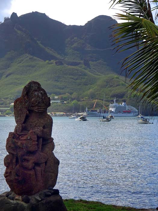 unweit der Kirche der große Platz Piki Vehine Pae Pae mit Plattformen und Tikis, die erst 1989 für das Marquesas-Festival errichtet wurde