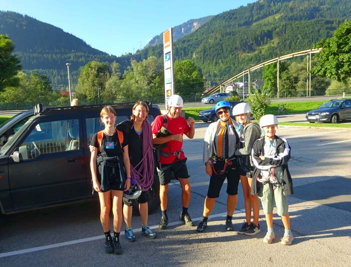 voller Tatendrang: Kids und Eltern am Parkplatz vor dem Ortszentrum Oberdrauburg ...                             