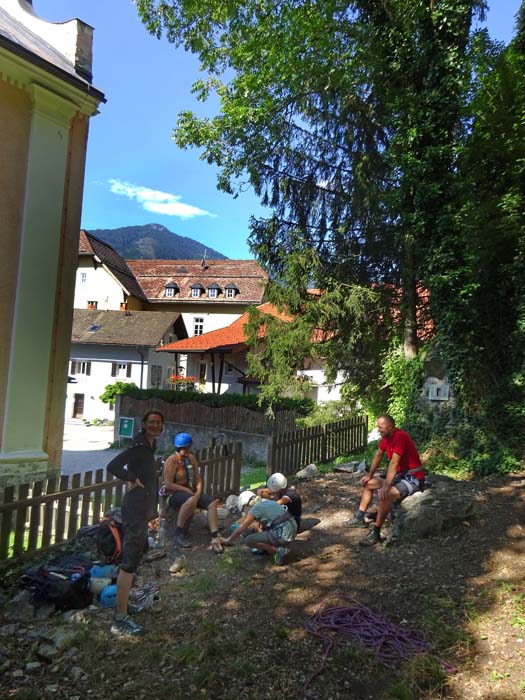 ... und hinter der Kirche am Fuß der Felsen; Prädikat: kinderfreundlich