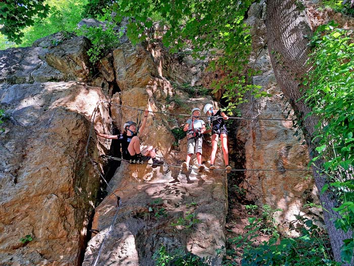 schon nach wenigen Schritten geht es gleich zur Sache: die erste Seilbrücke am „Kirchblick“ (B/C)