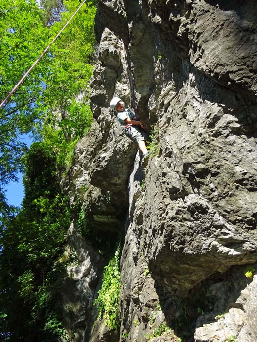 ambitionierter Einstieg ins Felsklettern: Lini bewältigt auf Anhieb eine 4+, ...
