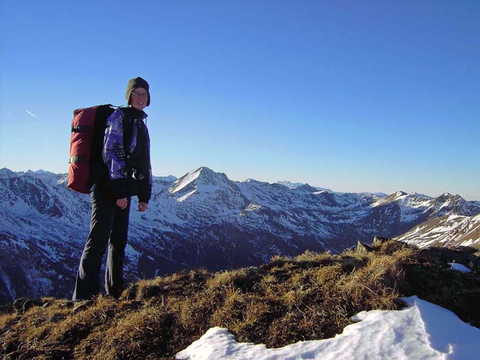 die Oberwölzer Schoberspitze (rechts von Ulli mit angeleuchteter Südflanke) von OSO (Rossalmspitz); rechts anschließend der Wölzer Hauptkamm, ganz hinten der Dachstein