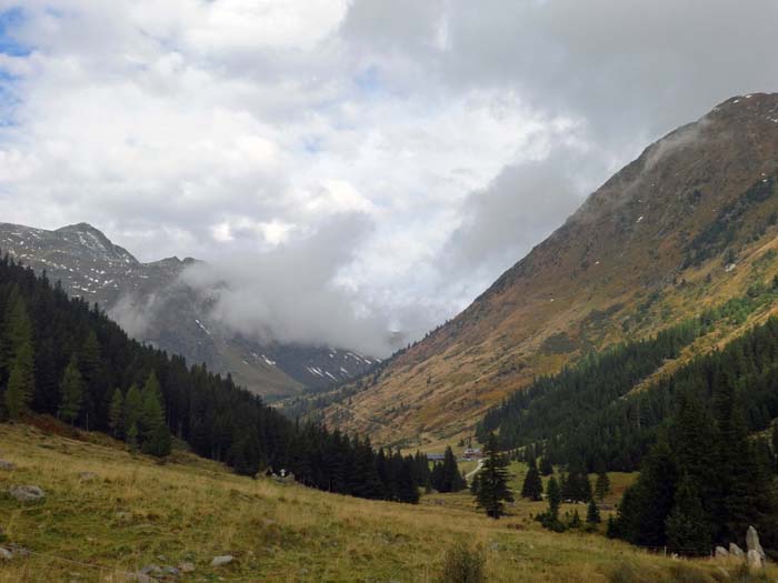 die Knollihütte auf der Anfahrt zur Neunkirchner Hütte, die sich noch etwas weiter links hinten befindet; ganz links das Melleck im Tauernhauptkamm