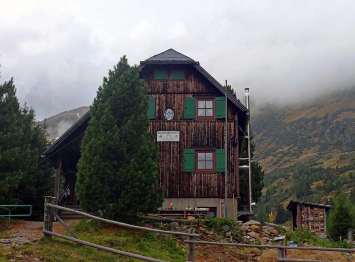 kurz vor dem Ende der befahrbaren Straße die Neunkirchner Hütte; von hier ziehen markierte Übergänge und Gipfelwege nach allen Richtungen