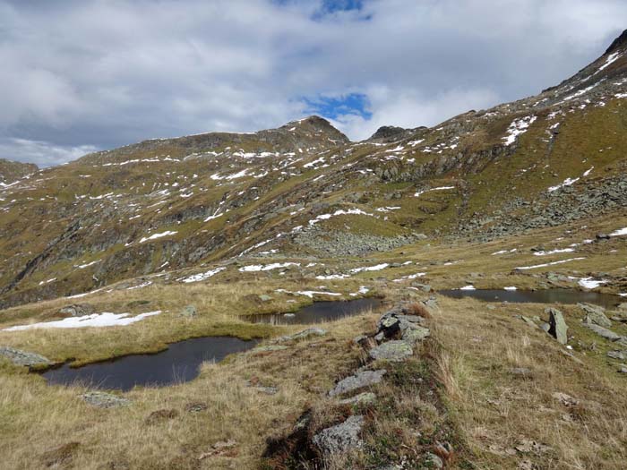 auf etwa 2000 m Höhe passieren wir ein kleines Plateau mit ein paar Lacken, darüber der Gipfel des Talkenschrein; für die Schoberspitze wenden wir uns nach rechts ...