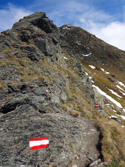 aus der Scharte folgt man entweder weiter dem Wanderweg in die Südflanke hinüber oder man traut sich über die leichten Kletterstellen des anregenden Grates