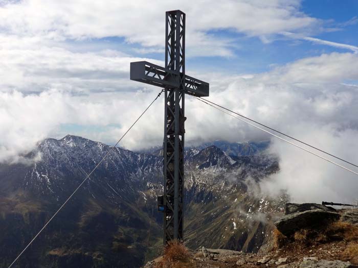 im SW öffnet sich ein Wolkenfenster auf Rettlkirchspitze (links) und Hochstubofen