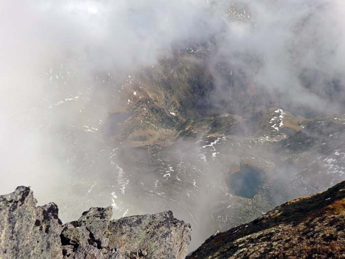 verschleierter Tiefblick nach NO auf die Schoberseen und den Fischegelsee (links), noch weiter links verbirgt sich der landschaftlich unglaublich schöne Zagelsee nahe der Blaufeldscharte