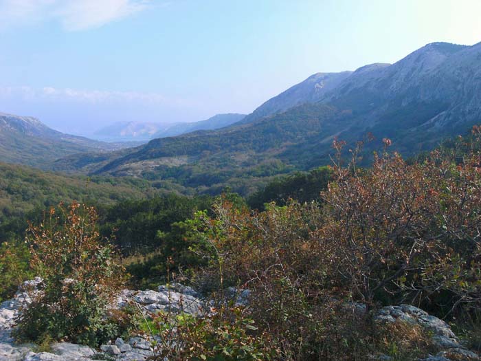das Tal von Baška von NW; rechts der Obzova-Kamm, in dessen Flanken die meisten Sektoren zu suchen sind; lediglich Bunculuka liegt ganz vorne links der Bucht, gegenüber der sonnbeschienenen Insel Prvić