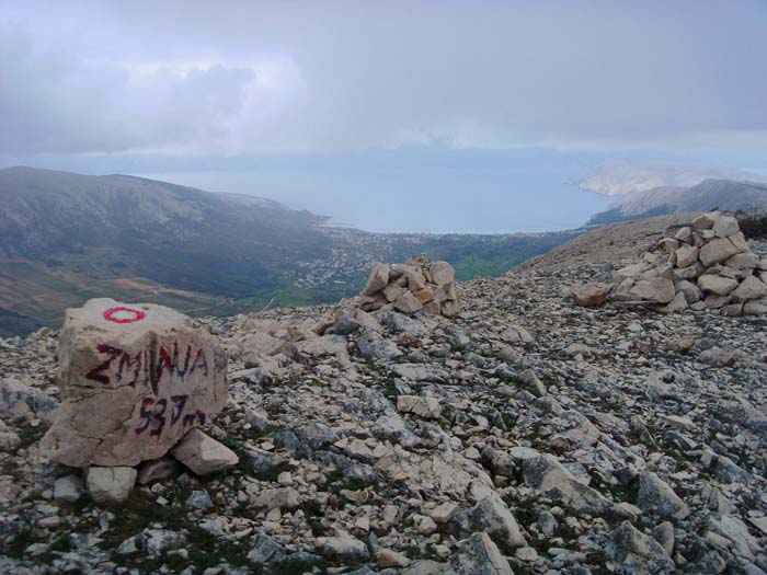 130 Hm tiefer schlüpfen wir endlich aus der Wolkendecke und erblicken erstmals die Bucht von Baška