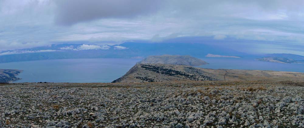 ... entfaltet sich das Panorama nach S bis zum kroatischen Festland südlich von Senj