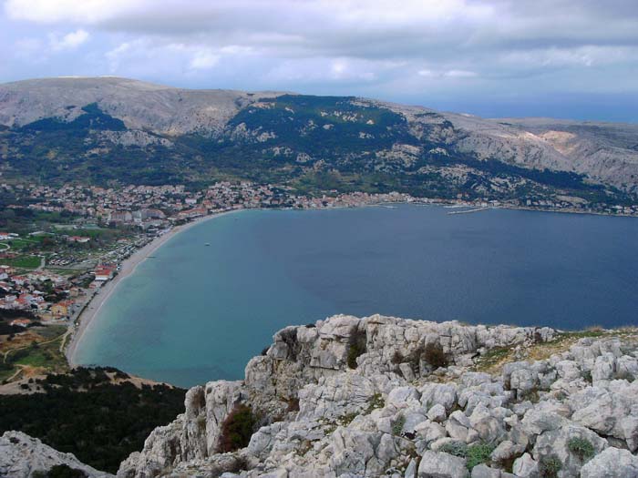 am Gabar sind wir dem Küstenstädtchen Baška am nächsten; in der Felsflanke unter uns hat der Oberösterreicher Reini Moser in dieser Woche (Oktober 2012) einen neuen Klettergartensektor eingerichtet