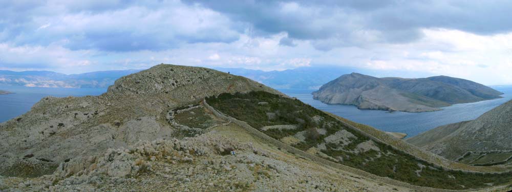 der Bag, 185 m, ist die letzte markante Kuppe der Überschreitung; wir halten uns weiter an die Kammlinie und kommen erst auf dem Rückweg über den markierten Pfad durch das Tal rechts wieder auf den Vraca-Sattel, um von hier mit der Küstenwanderung nach Baška die Tour zu beschließen