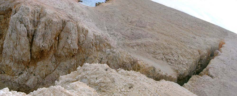 der superschmale Steilfjord der Rupa-Bucht schneidet einen großen Teil der Landzunge ab