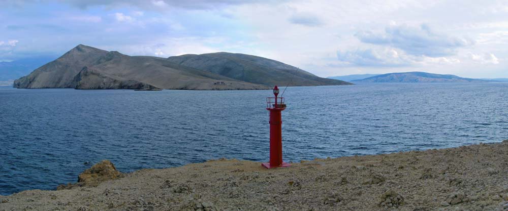 ... und stehen kurze Zeit später am gleichnamigen Kap, wo unser Kamm im Meer versinkt; gegenüber die Insel Prvić, rechts  Sveti Grgur, dahinter Rab