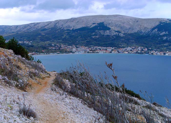 ein gemütlicher Wanderweg hoch über dem Meer ...