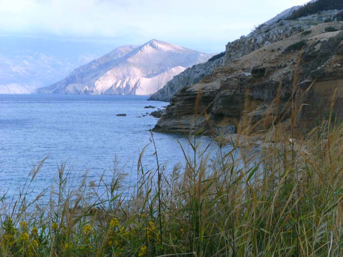 ... mit schönen Blicken auf die wilde Küste und die Insel Prvić ...