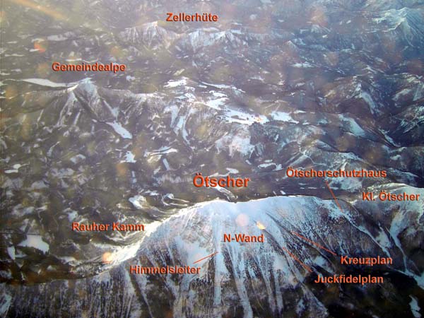 Luftaufnahme des winterlichen Ötscher von N; wir überschreiten den gesamten Gipfelgrat von links nach rechts
