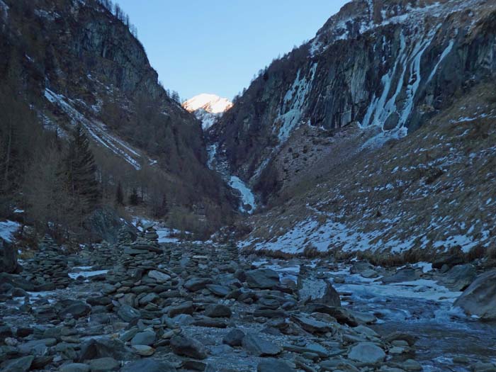 die Flachstelle zwischen den Fällen; die Temperatur hier unten geht gegen -20°C