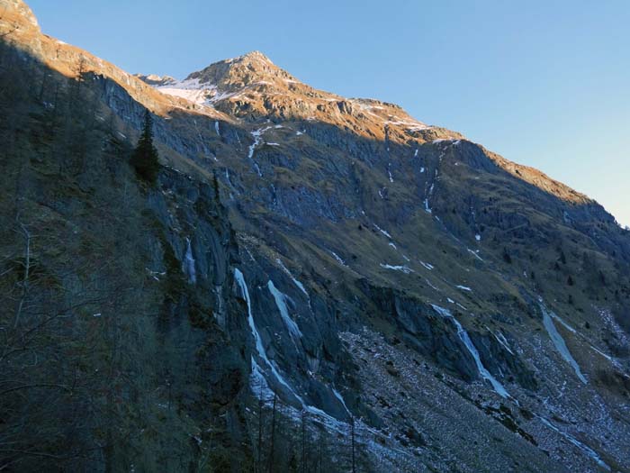 beim Anstieg zum oberen Talboden rückt die Wiesbauerspitze ins Bild