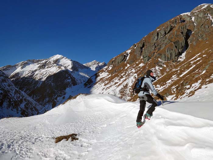 endlich in der Sonne; Ulli unter dem Schinakel, einem Gipfel im Auslauf des Steingrubenkogel-Südostgrates