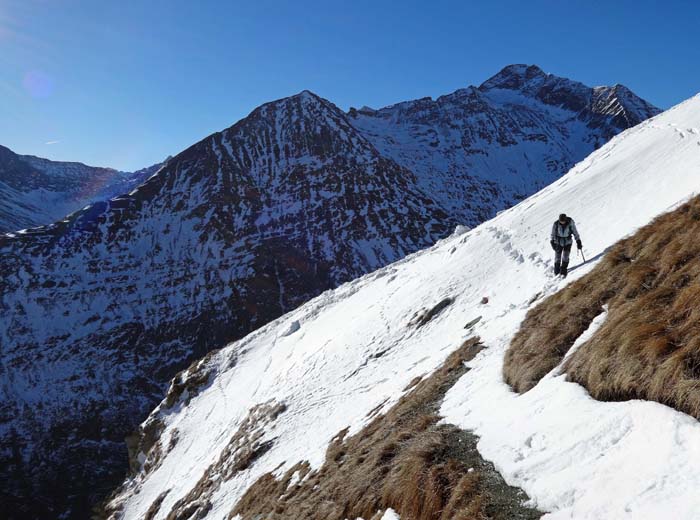 der schmale Steig bricht manchmal an die 1000 m direkt zu den Umbalfällen ab