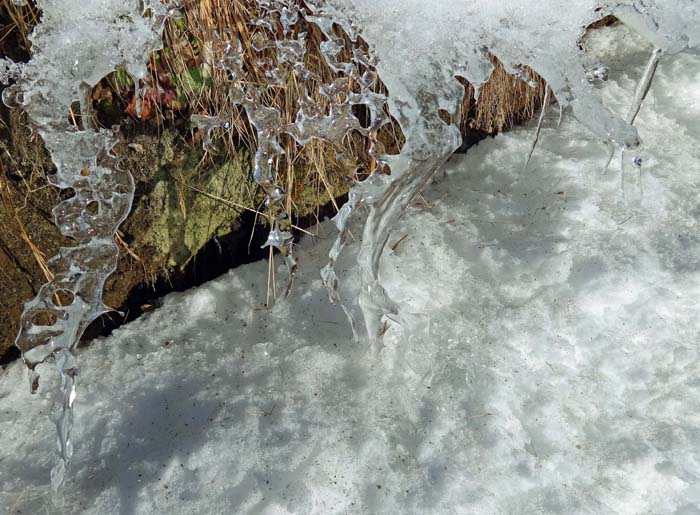 Eisgebilde am Wegesrand