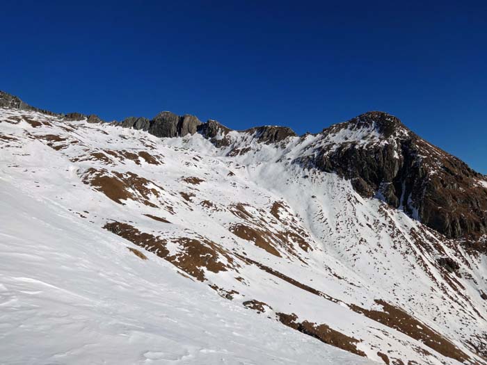 an einer Geländekante der freie Blick auf die Wiesbauerspitze, auf die noch etwa 250 Hm fehlen; wir wenden uns jedoch nach links hinauf ...